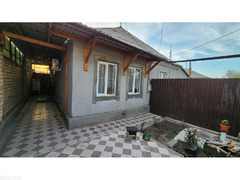​Продаю часть дома  р-н ул. Тыныстанова-Щербакова  Участок 0.74сот  Общая площадь 30м2  1 комната, к - 7/7