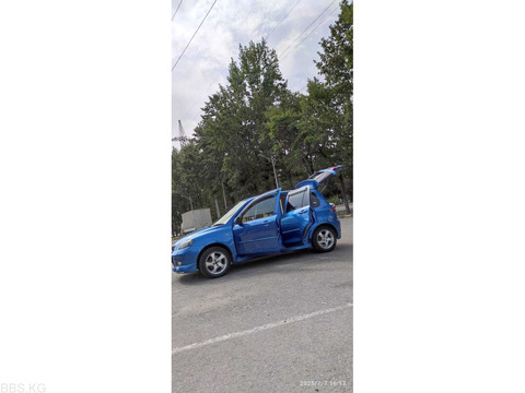 Продаю машину Mazda Demio 2004 год.